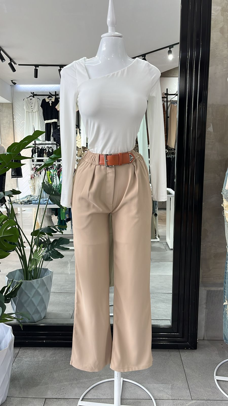 Pantalón beige fajo camel